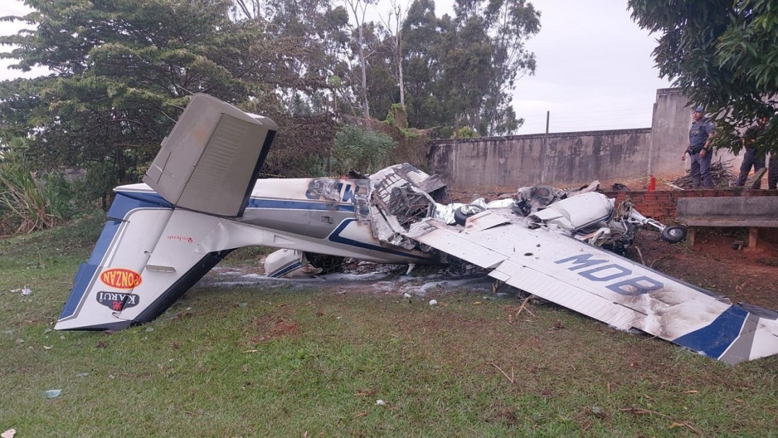 Aeronave de ponta-cabeça no chão após cair em Marilia