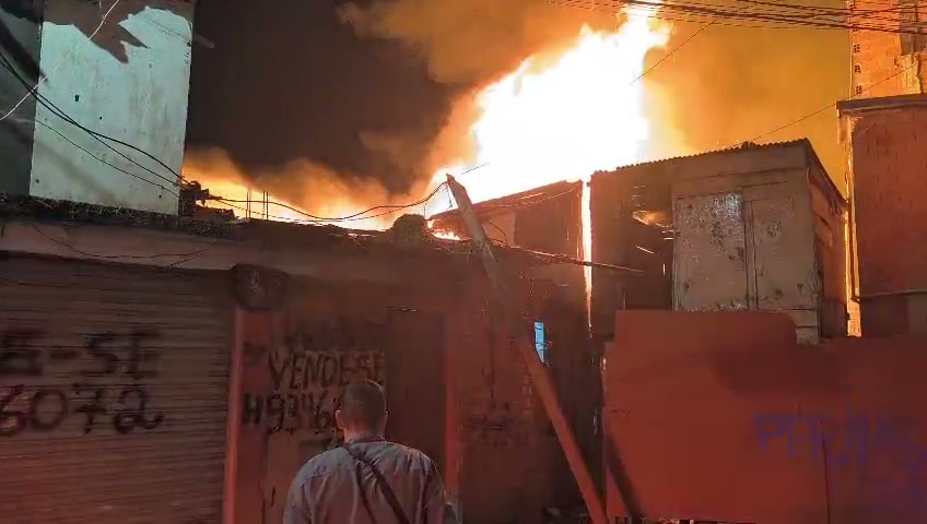 Incêndio atinge comunidade em Paraisópolis e destrói cerca de 150 barracos