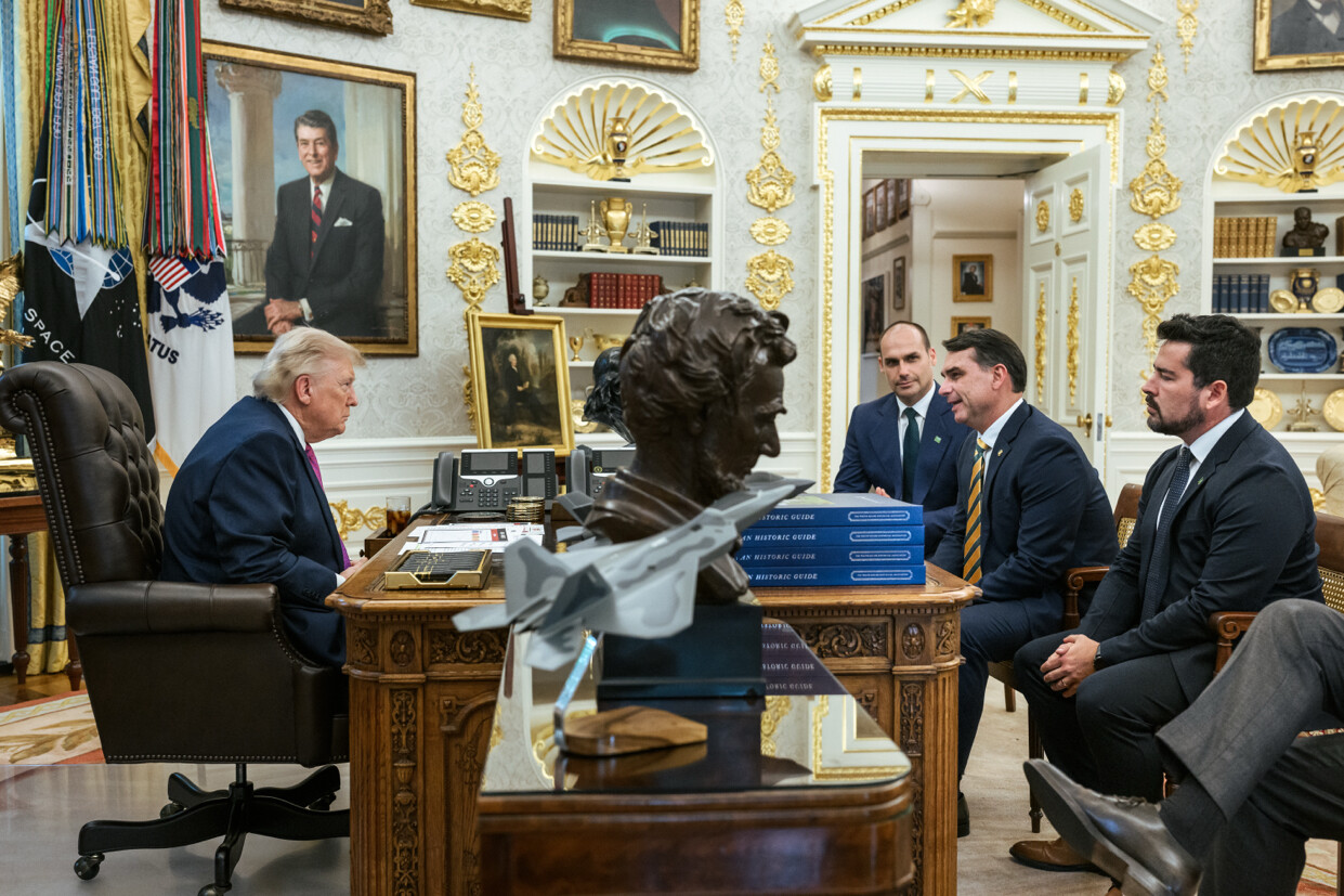 Trump publica foto com Flávio na Casa Branca: ‘um jovem inteligente’