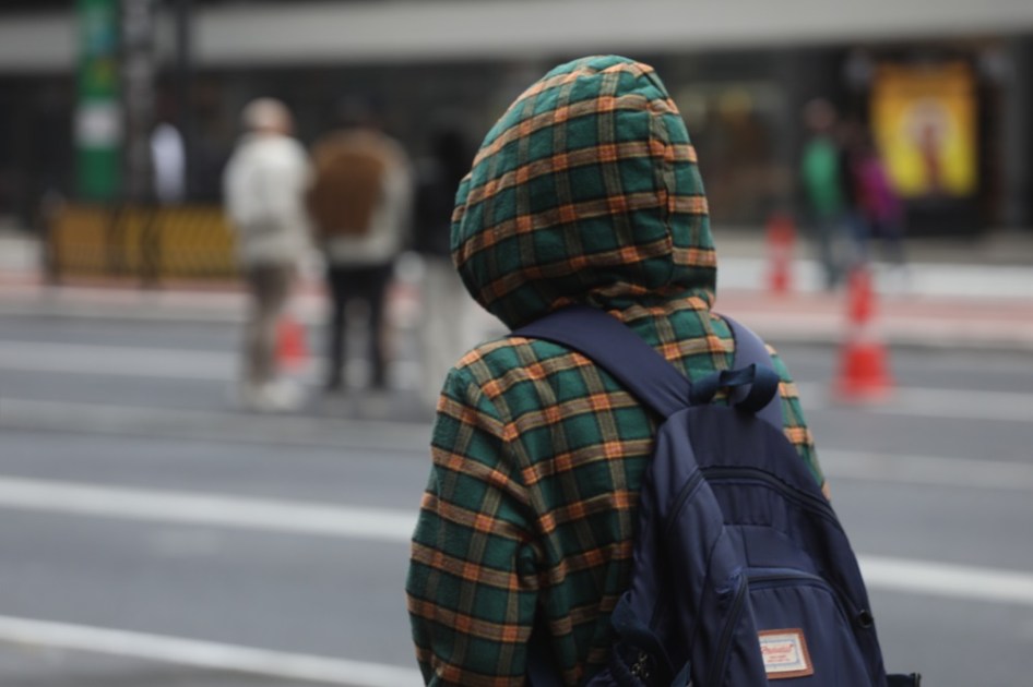 Pedestres enfrentam frio para caminhar na Avenida Paulista