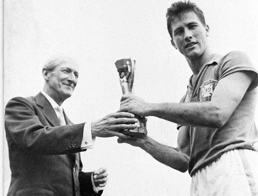 Pesquisador resgata íntegra da transmissão de rádio da estreia da seleção em 1958
