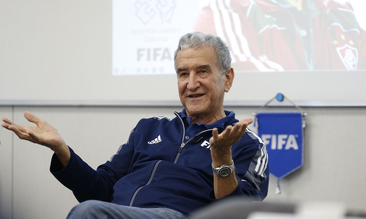 Carlos Alberto Parreira recebe alta após três meses internado