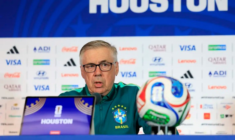 Carlo Ancelotti em coletiva de imprensa.