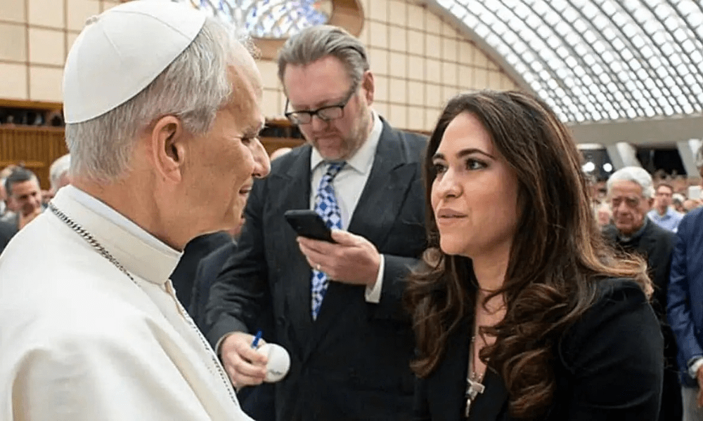 Papa nomeia 1ª mulher não religiosa para chefiar a comunicação do Vaticano