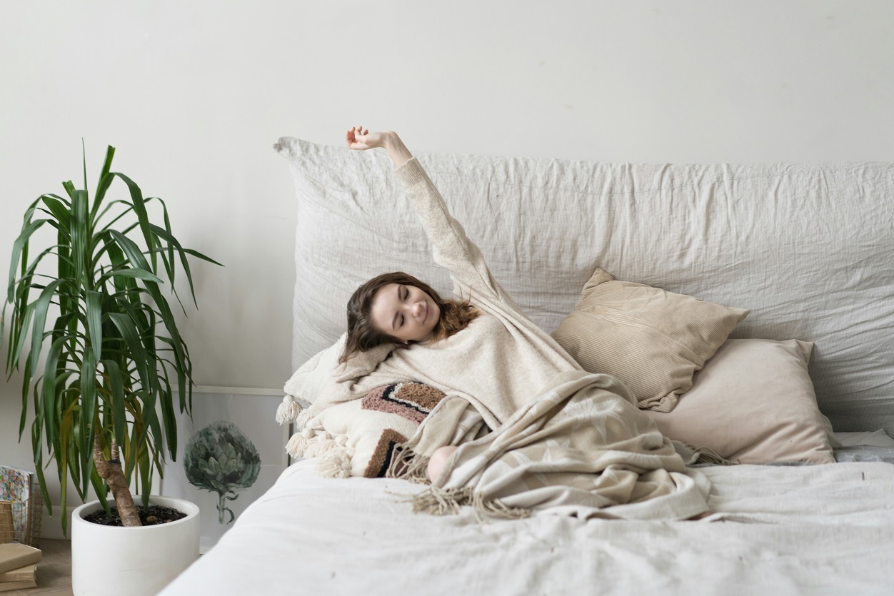 Dor e rigidez matinal nos dias frios: o que causa e como aliviar na própria cama