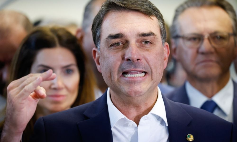 Flávio pede que STF declare Moraes suspeito para julgar caso Master
