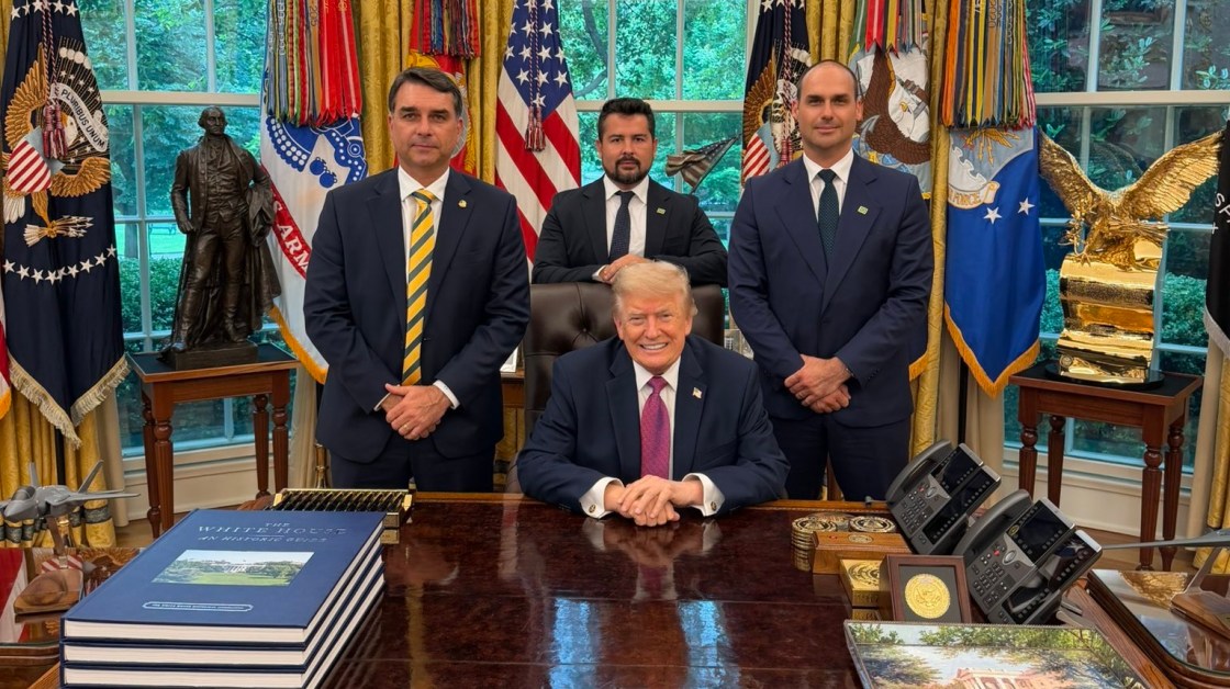 Flávio Bolsonaro, Eduardo Bolsonaro, Paulo Figueiredo em encontro com Donald Trump na Casa Branca
