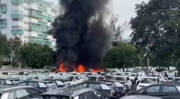 Helicópteros colidem no ar e caem em pátio de carros no Rio de Janeiro; ao menos 6 morreram