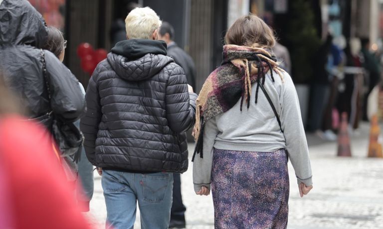Pessoas caminham durante frio em SP
