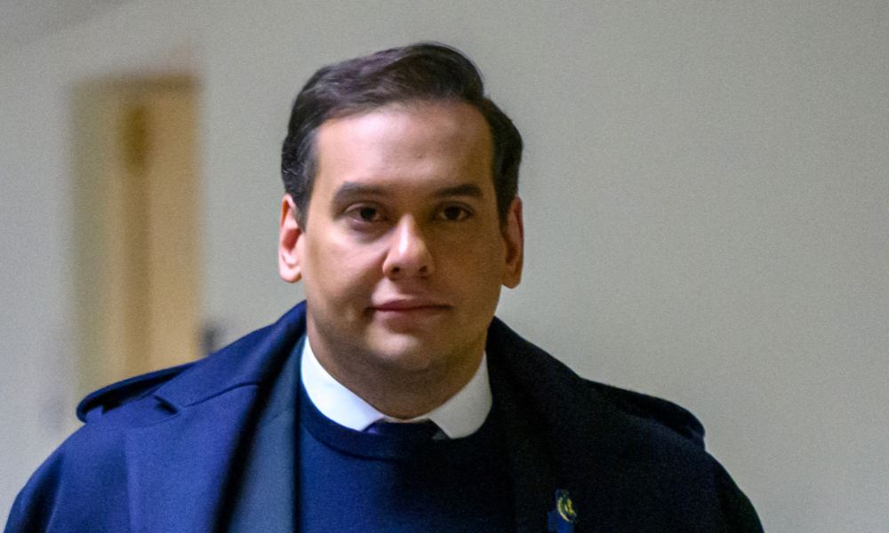 George Santos volta ao centro de investigação nos EUA após suspeita de uso de informação privilegiada em mercado de apostas