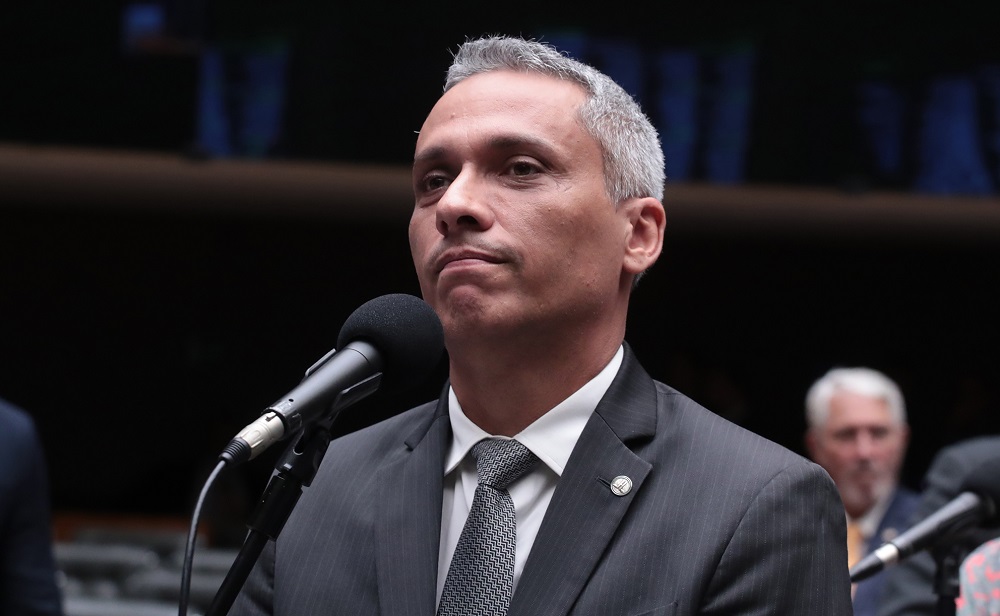 Deputado Gustavo Gayer é internado em Goiânia para tratar ob