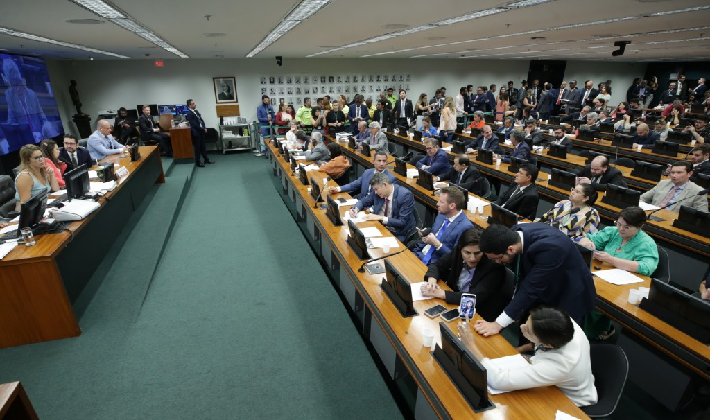 CCJ da Câmara discute PEC da maioridade penal de 16 anos nesta terça