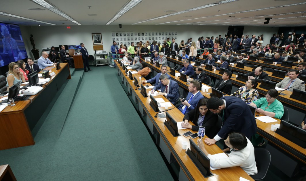 CCJ da Câmara discute PEC da maioridade penal de 16 anos nesta terça
