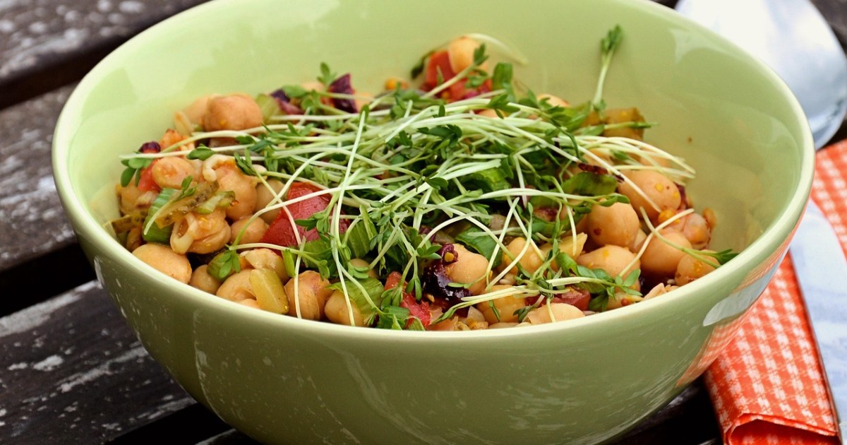 Como montar saladas completas com grão-de-bico e l