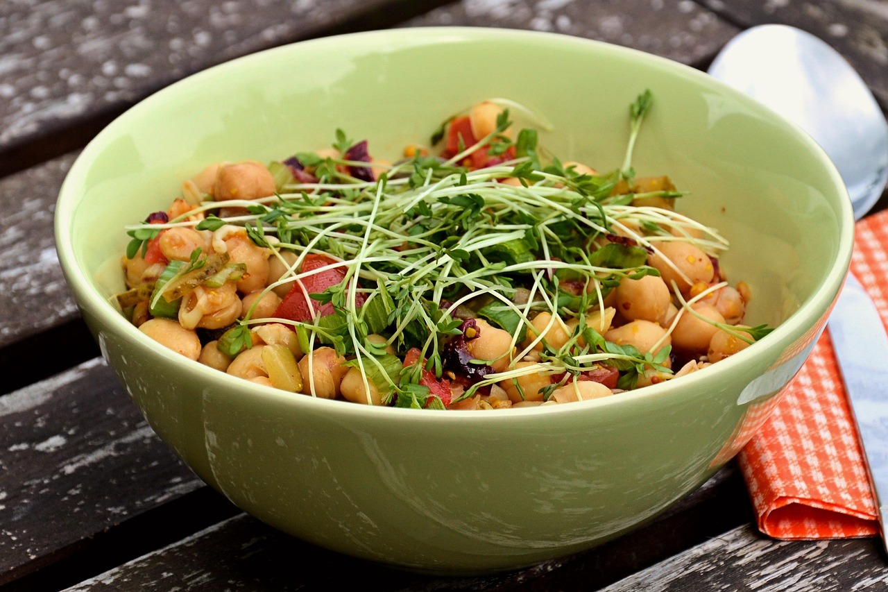 Como montar saladas completas com grão-de-bico e lentilha para substituir o almoço no verão