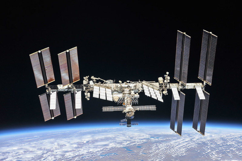Astronautas deixam temporariamente a ISS durante reparo de vazamentos