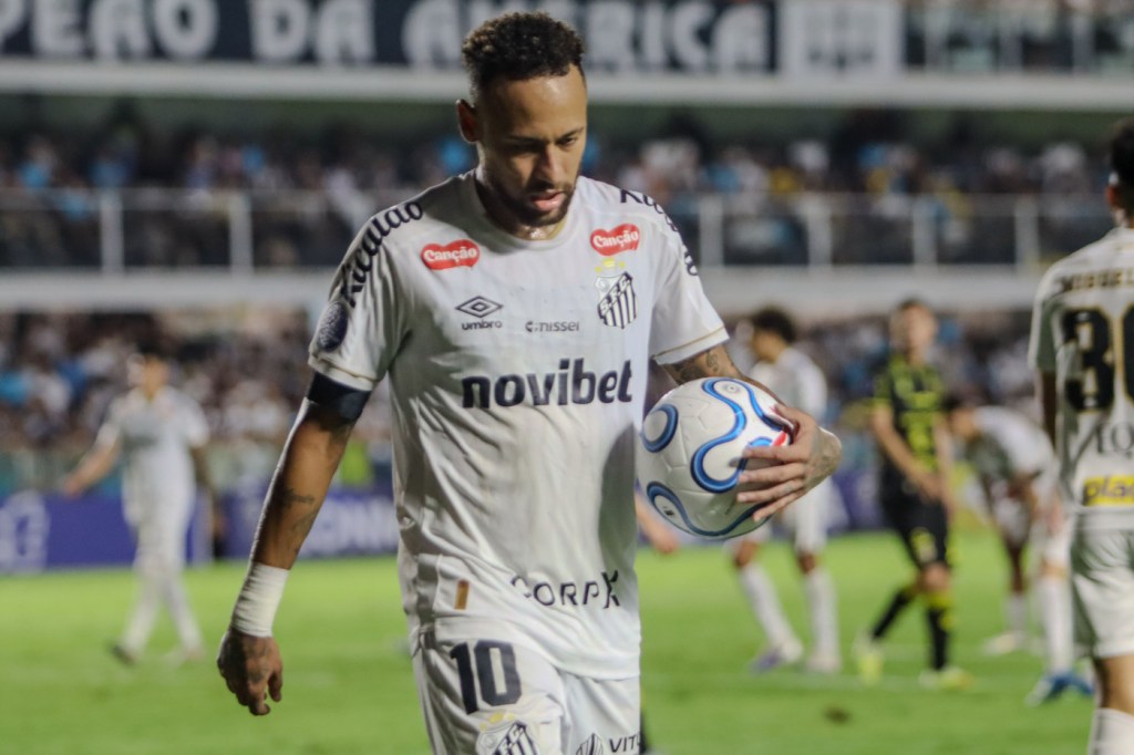 Convocado com lesão, Neymar vive histórico de contusões no Santos; relembre