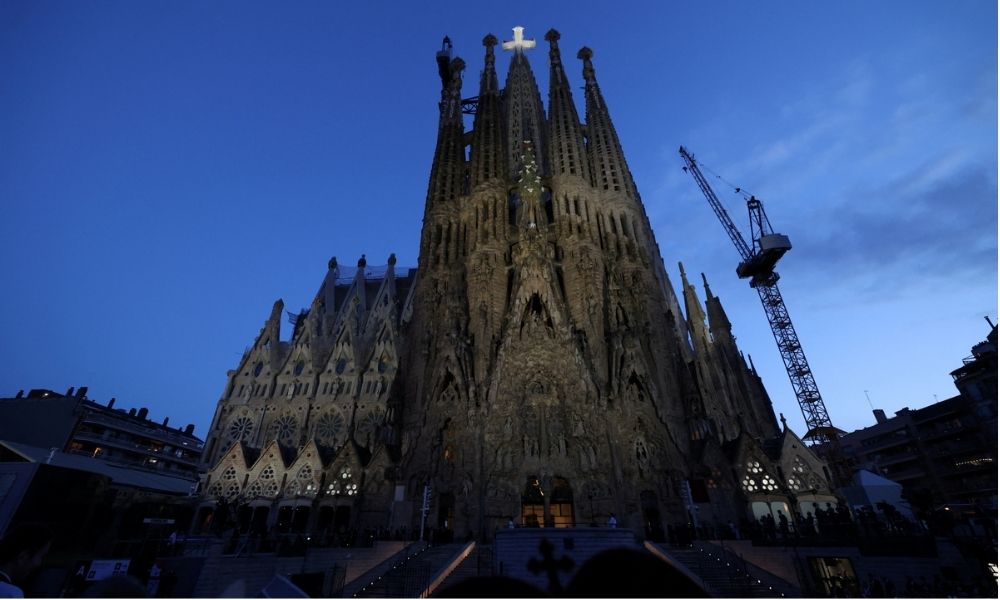 Torre da Sagrada Família é abençoada pelo papa Leão XIV no c