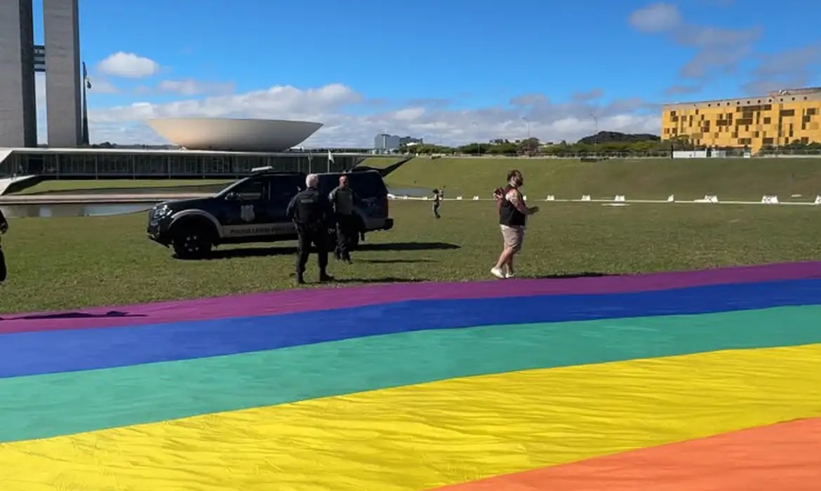 Polícia legislativa proíbe bandeira LGBTQIA+ em gramado do Congresso