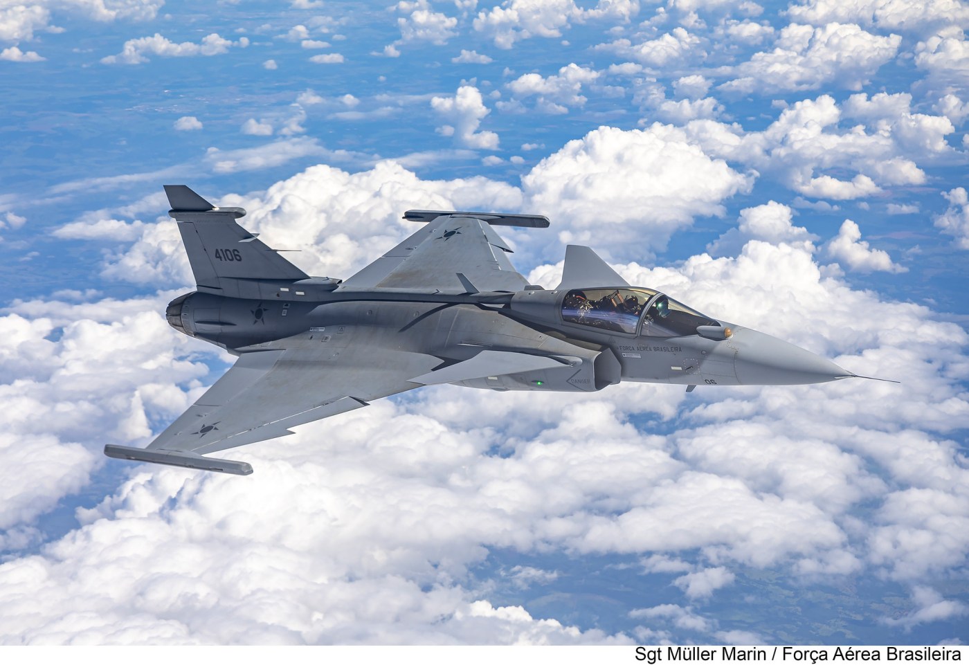 Embraer e Saab assinam acordo para produzir mais 20 caças Gripen no Brasil