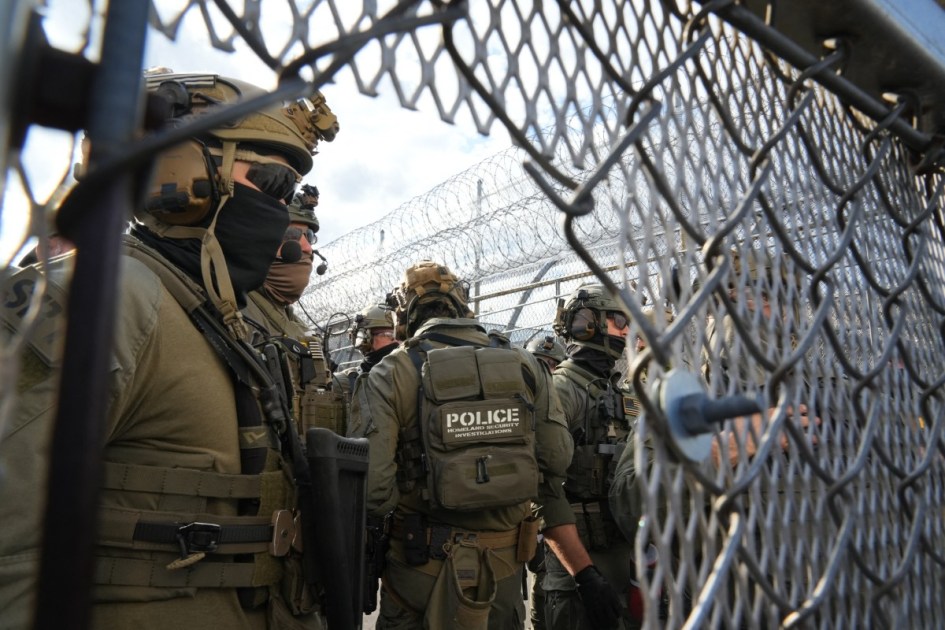 Agentes do Serviço de Imigração e Alfândega (ICE) montam guarda do lado de fora do Delaney Hall, que está sendo utilizado como centro de detenção do Serviço de Imigração e Alfândega (ICE), em Newark, Nova Jersey, em 29 de maio de 2026.