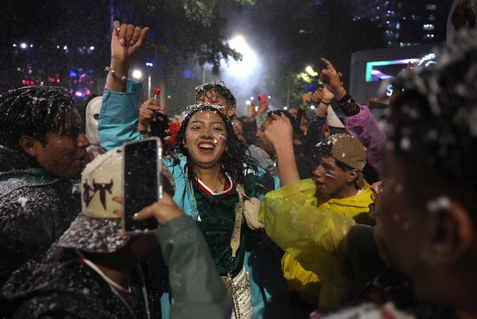 Torcedores mexicanos reagem enquanto assistem à partida de futebol das oitavas de final da Copa do Mundo da FIFA entre México e Equador no Anjo da Independência, na Cidade do México, em 30 de junho de 2026. (Foto de Claudia Rosel / AFP)