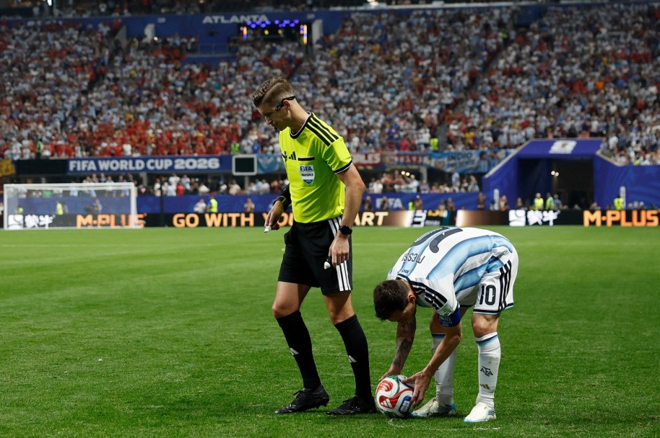 O árbitro francês Francois Letexier posiciona-se ao lado do atacante argentino Lionel Messi (camisa 10) enquanto este se prepara para cobrar uma falta durante a partida das oitavas de final da Copa do Mundo de 2026 entre Argentina e Egito, no Atlanta Stadium, em Atlanta, em 7 de julho de 2026.