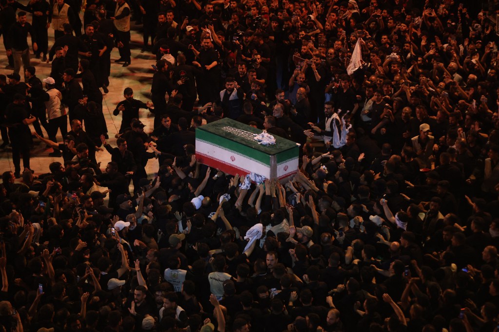 Irã realiza sepultamento de Ali Khamenei após homenagens públicas pelo país