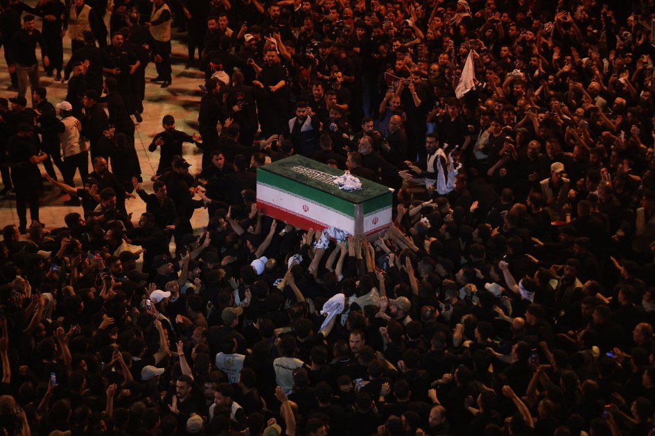Fiéis participam do cortejo fúnebre do falecido líder supremo do Irã, o aiatolá Ali Khamenei, no Santuário do Imã Hussein, em Karbala, na madrugada de 9 de julho de 2026