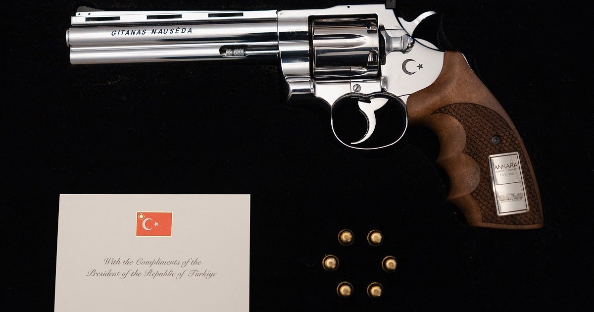 Erdogan presenteia líderes na Otan com arma personalizada com os nomes deles