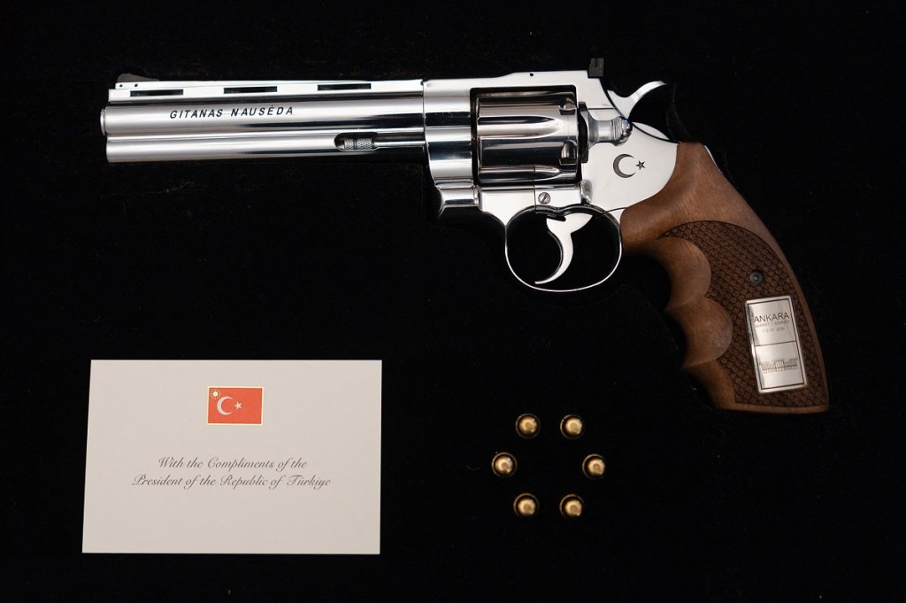 Erdogan presenteia líderes na Otan com arma personalizada com os nomes deles