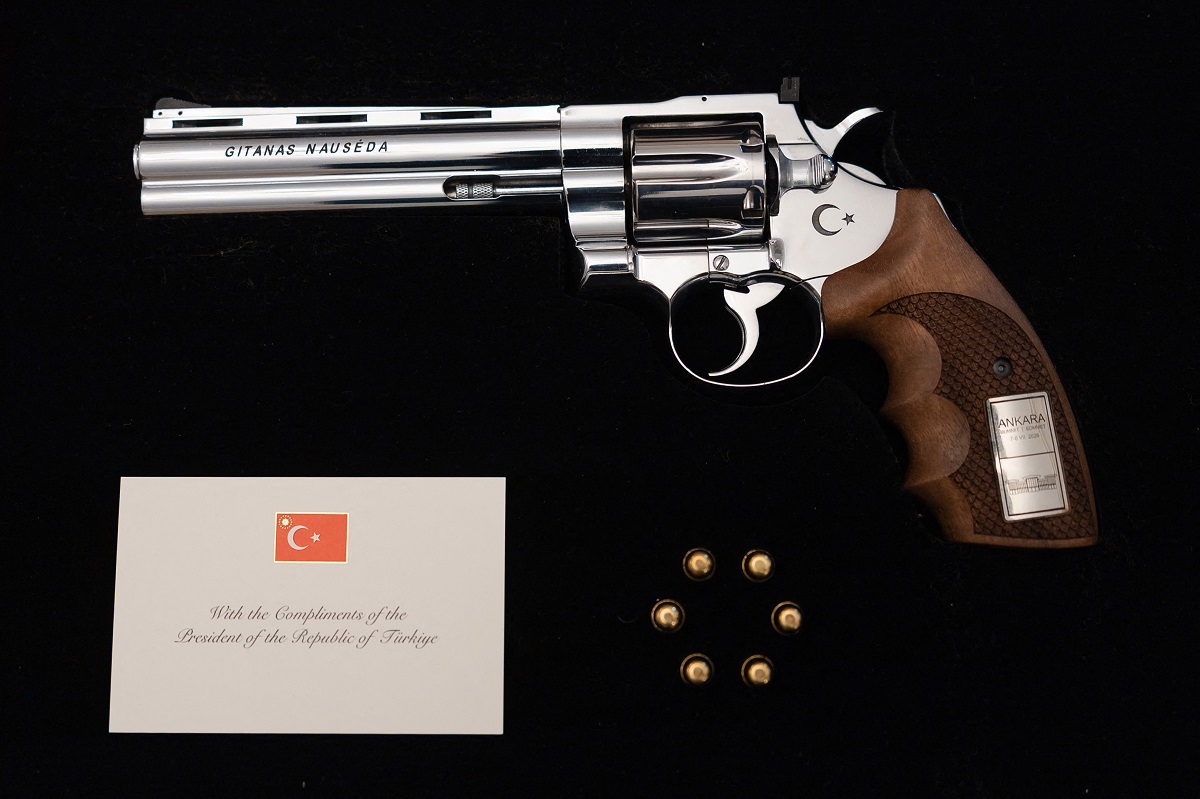 Erdogan presenteia líderes na Otan com arma personalizada com os nomes deles