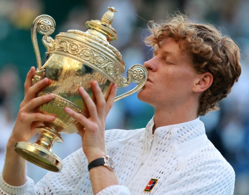 Jannik Sinner com troféu de Wimbledon
