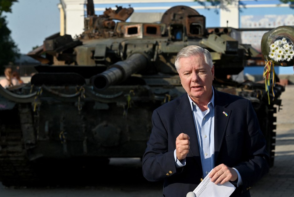 O senador Lindsey Graham, importante aliado do presidente Donald Trump, morreu no sábado, aos 71 anos, após uma "doença breve e repentina", informou seu gabinete. (Foto de Sergei SUPINSKY / AFP)