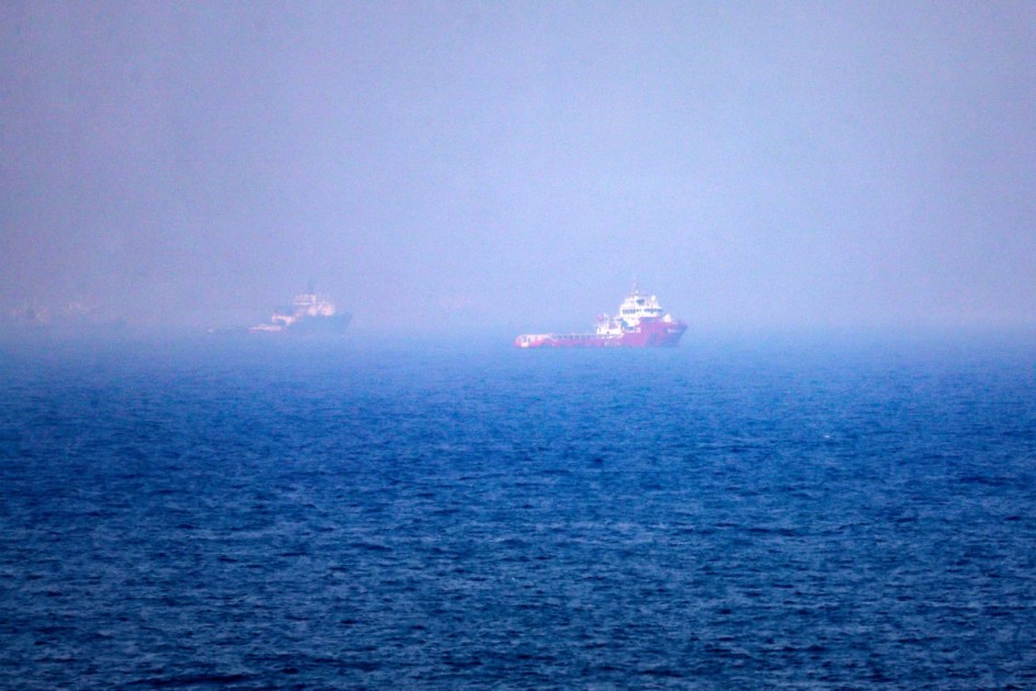 Esta imagem mostra navios navegando perto do Estreito de Ormuz, ao largo da costa leste dos Emirados Árabes Unidos, em Khor Fakkan, em 13 de julho de 2026