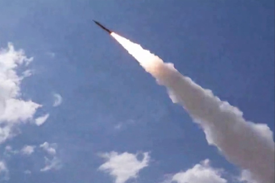 Esta captura de tela tirada de imagens de vídeo divulgadas em 17 de julho de 2026 pelo site Sepah News, da Guarda Revolucionária do Irã (IRGC), mostra um míssil sendo lançado de um local não revelado em direção a alvos dos EUA no Catar, Kuwait e Omã
