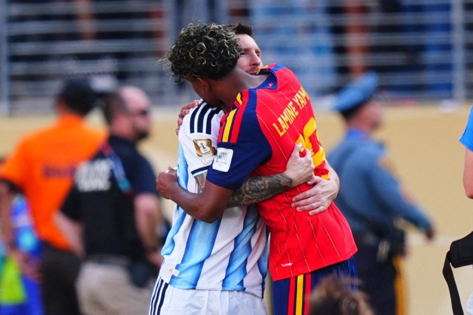 Messi e Yamal se abraçam após o fim da Copa Messi e Yamal se abraçam após o fim da Copa