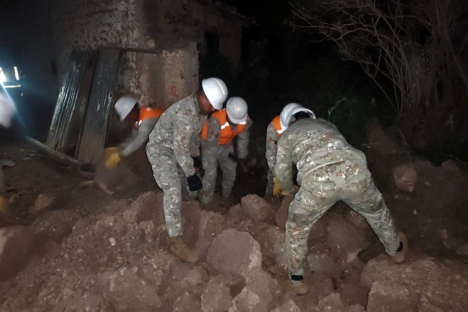Esta foto, divulgada pelo Ministério da Defesa do Peru, mostra equipes de resgate vasculhando casas que desabaram nos arredores de Huancayo — a cerca de 300 km a leste de Lima, no departamento de Junín — em 19 de julho de 2026, após um terremoto de magnitude 5,1. Um terremoto de magnitude 5,1 na região dos Andes peruanos, ocorrido no final de 18 de julho de 2026, deixou cinco mortos e 21 feridos, informaram autoridades em 19 de julho. Como o epicentro estava a pouca profundidade e muitas casas na área são feitas de adobe ou de uma mistura de madeira, cana e barro conhecida como "quincha", algumas localidades sofreram danos significativos, disse o general Luis Vasquez, diretor do Instituto Nacional de Defesa Civil. (Foto: Divulgação / Ministério da Defesa do Peru / AFP) / USO EDITORIAL RESTRITO - CRÉDITO OBRIGATÓRIO "AFP PHOTO / PERU'S DEFENCE MINISTRY" - PROIBIDO USO EM MARKETING OU CAMPANHAS PUBLICITÁRIAS - DISTRIBUÍDO COMO SERVIÇO AOS CLIENTES