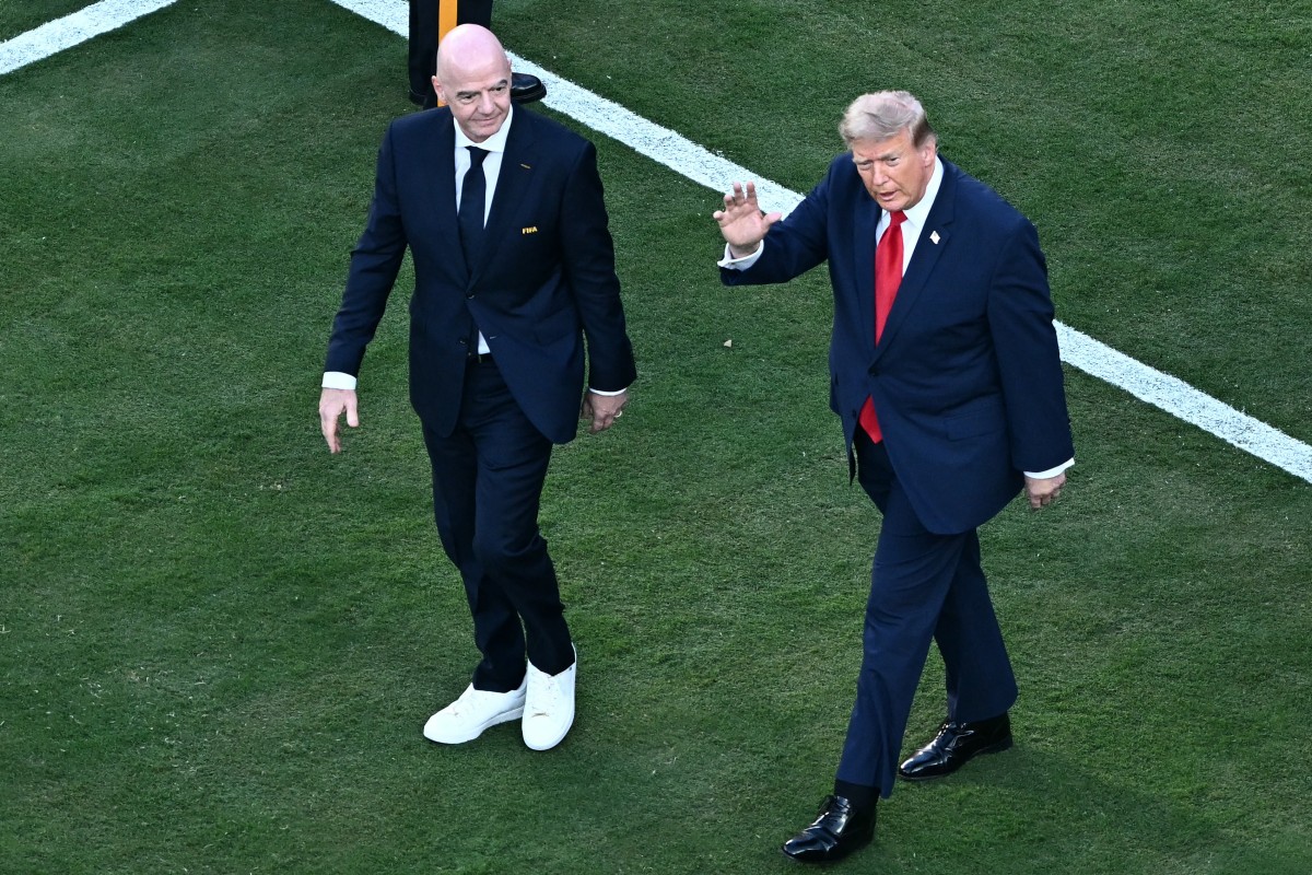 Trump é vaiado ao entrar no gramado para entregar troféu da Copa