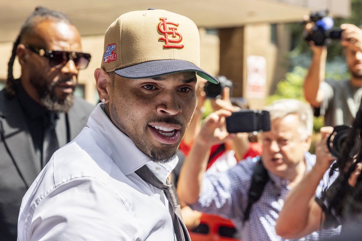 Chris Brown se declara culpado por briga em boate londrina em 2023