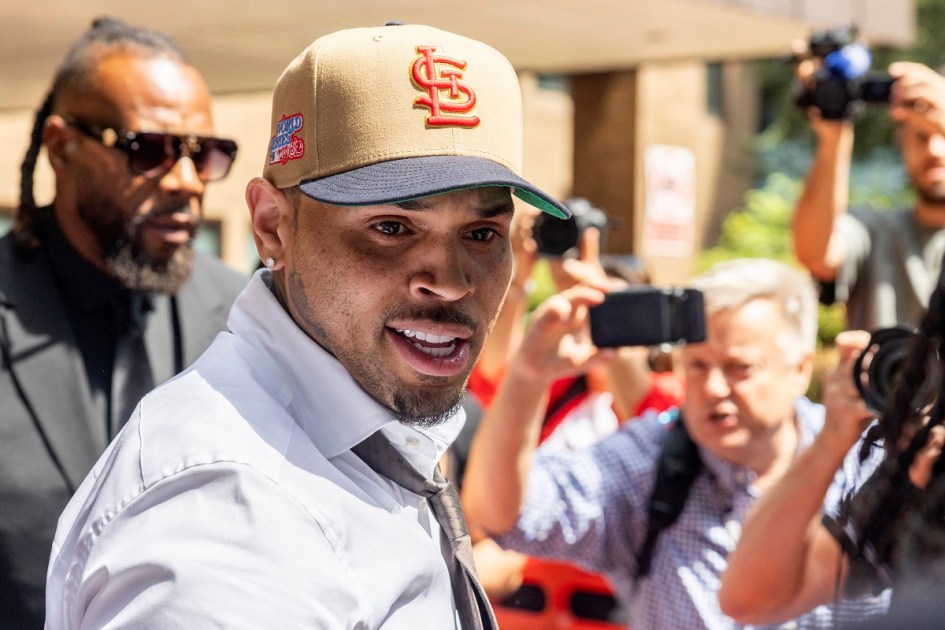 Chris Brown saindo de corte no Reino Unido