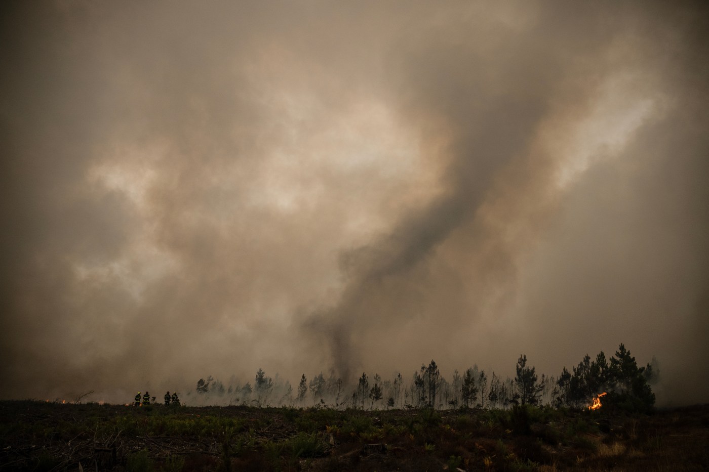 Incêndio ameaça Bordeaux e força evacuação de 325 mil pessoas na França e na Espanha