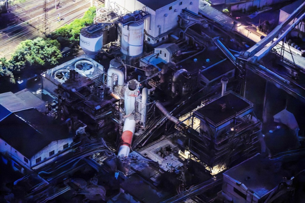 Uma chaminé da fábrica da Nippon Paper Industries em Yatsushiro aparece caída após um terremoto na cidade de Yatsushiro, província de Kumamoto, Japão, em 28 de julho de 2026. Segundo a Agência Meteorológica do Japão, o tremor atingiu a província de Kumamoto por volta das 16h27 daquele dia, alcançou a intensidade máxima de 7 na escala sísmica japonesa, ocorreu a uma profundidade de cerca de 10 quilômetros e teve magnitude estimada em 7,1. (The Yomiuri Shimbun) (Foto de Michihiro Kawamura / The Yomiuri Shimbun via AFP)