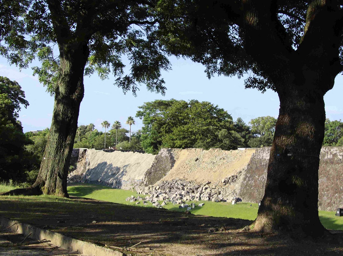 Uma imagem mostra uma parede desabada do Castelo de Kumamoto, na cidade de Kumamoto (província de Kumamoto), em 28 de julho de 2026. Às 16h27, um terremoto de magnitude 7,1 atingiu a região de Kyushu, na parte ocidental da ilha principal do arquipélago japonês. Segundo a JMA, a intensidade sísmica máxima foi de 7 — o nível mais alto na escala japonesa — e o epicentro localizou-se na cidade de Uki, província de Kumamoto, a uma profundidade de aproximadamente 10 quilômetros. Além disso, foram emitidos alertas de tsunami para diversas áreas, e a JMA anunciou a ocorrência de movimento do solo de longo período de classe 4. (The Yomiuri Shimbun) (Foto de Yukari Nakamura / The Yomiuri Shimbun via AFP)

