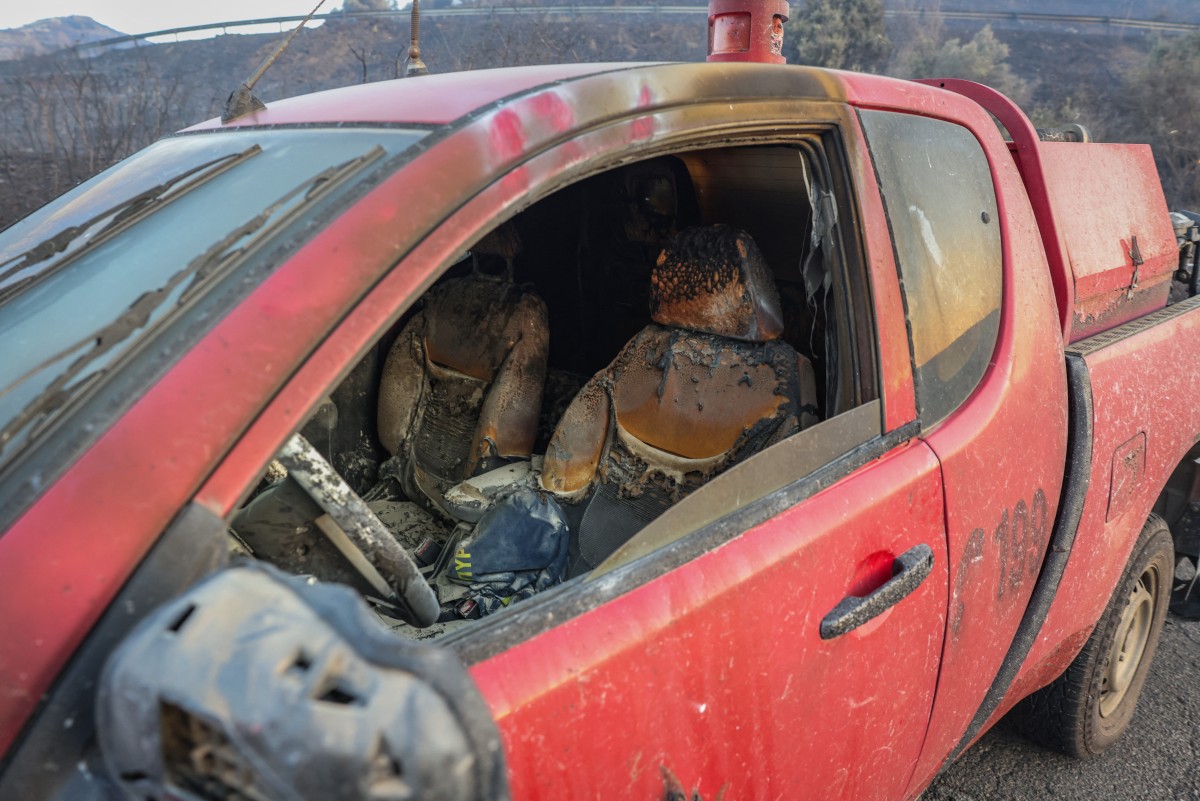 Esta imagem mostra um veículo de combate a incêndios queimado durante um incêndio florestal, ao sul de Rethymno, na ilha grega de Creta, em 29 de julho de 2026