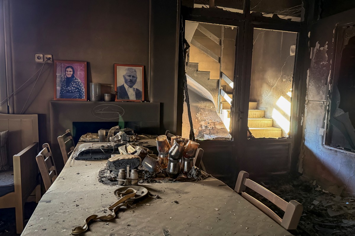 Esta fotografia mostra um hotel destruído após um incêndio florestal no vilarejo de Agios Pavlos, na ilha grega de Creta, em 30 de julho de 2026