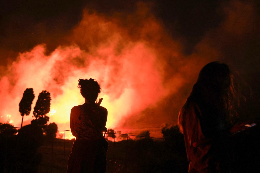 Após incêndios na Espanha e França, chamas devastam ilha grega de Creta; veja fotos