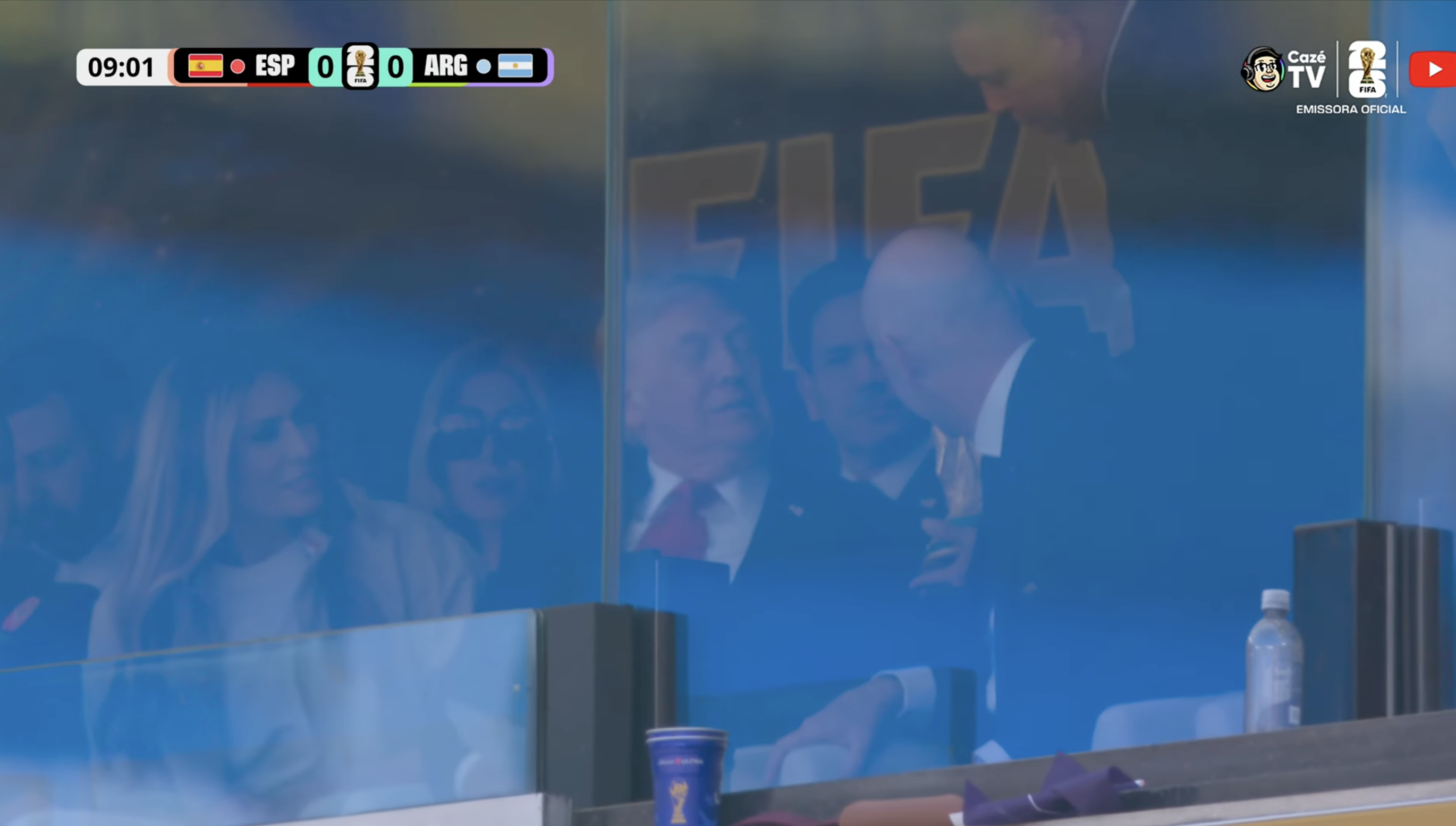Ronaldo mostra taça da Copa para Donald Trump durante Espanha x Argentina