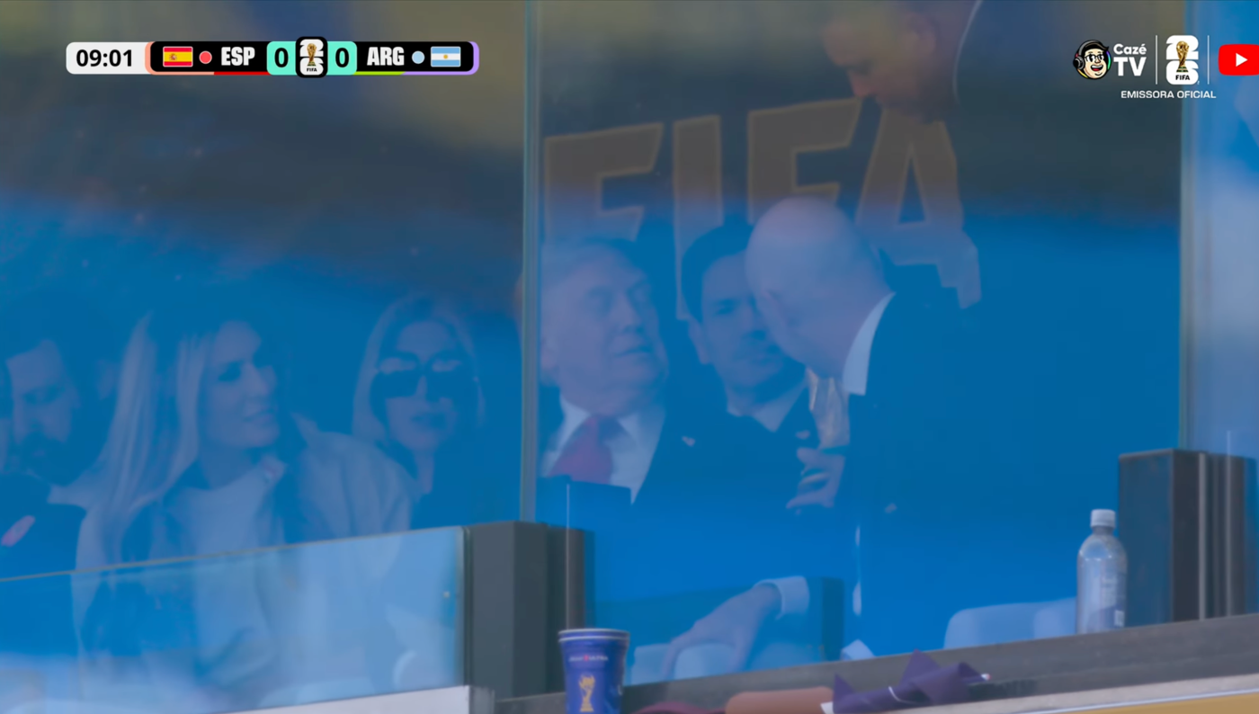 Ronaldo mostra taça da Copa para Donald Trump durante Espanha x Argentina