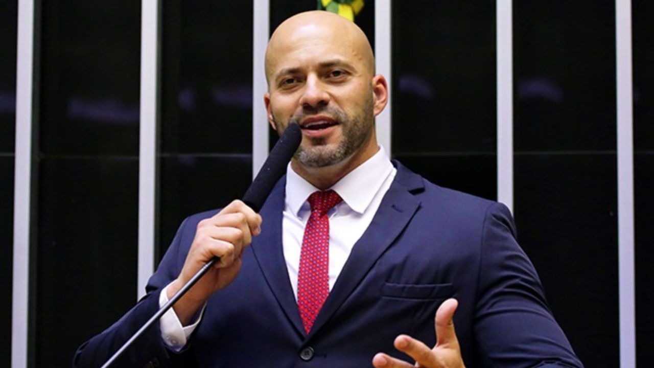 Moraes dá 48 horas para Daniel Silveira explicar vídeo com apoio a Portinho